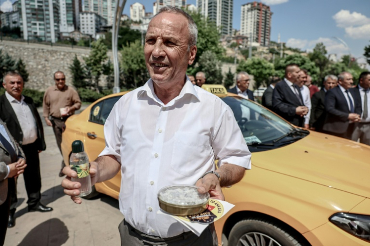 Les chauffeurs de taxi offiront de l'eau, des loukoums et de l'eau de Cologne "pour témoigner de l'hospitalité turque". ( AFP / Adem ALTAN )