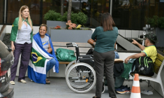 Des partisans de Jair Bolsonaro attendent devant l'hôpital de Brasília où il est soigné, le 17 septembre 2025 ( AFP / Evaristo Sa )