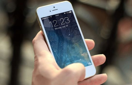 Seulement 10 ans après l'introduction du smartphone, la part de marché d'Apple aux Etats-Unis est de 40%, et celle des deux premiers fabricants de 66%. (crédit : jeshoots.com)