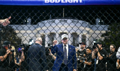 Le président américain Donald Trump dans l'Octogone à l'issue de l'événement d'arts martiaux mixtes "UFC Freedom 250" sur la pelouse sud de la Maison Blanche, le 15 juin 2026 à Washington ( AFP / Kent NISHIMURA )
