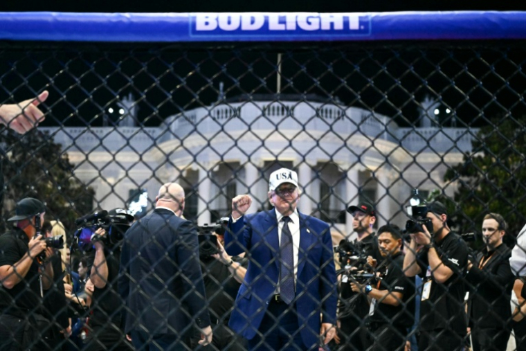 Le président américain Donald Trump dans l'Octogone à l'issue de l'événement d'arts martiaux mixtes "UFC Freedom 250" sur la pelouse sud de la Maison Blanche, le 15 juin 2026 à Washington ( AFP / Kent NISHIMURA )