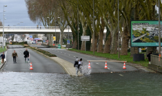 Des voies de circulation inondées par la crue de la Maine à Angers, le 22 février 2026 ( AFP / JEAN-FRANCOIS MONIER )