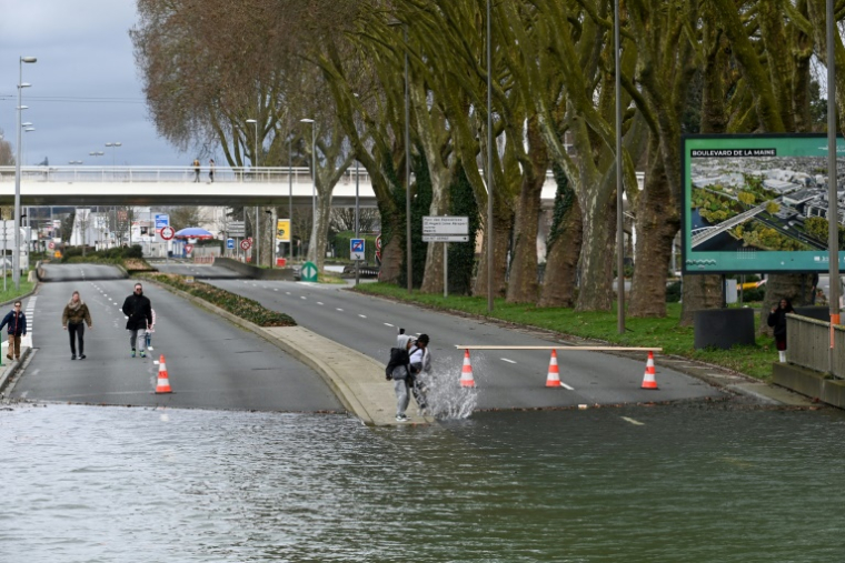 Des voies de circulation inondées par la crue de la Maine à Angers, le 22 février 2026 ( AFP / JEAN-FRANCOIS MONIER )