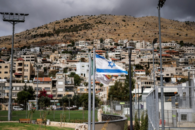 Des drapeaux israéliens et druzes sur un site commémoratif dédié aux 12 enfants tués par une roquette lors de la guerre contre le Hezbollah, le 2 octobre 2026 à Majdal Shams, sur le plateau du Golan annexé par Israël ( AFP / Jalaa MAREY )