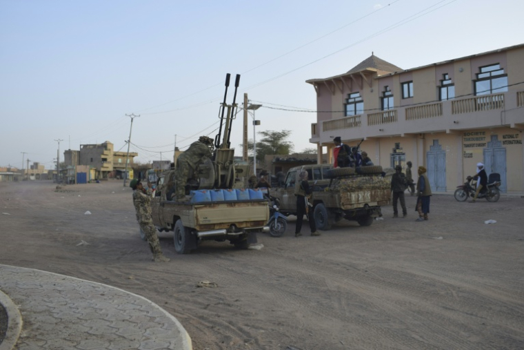 Des rebelles touareg du Front de libération de l'Azawad (FLA) circulent à l'arrière de pick-ups à Kidal, dans le nord du Mali, le 26 avril 2026 ( AFP / abdollah Ag Mohamed )