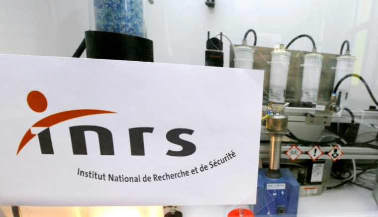 Dans un laboratoire de l'Institut national de recherche et de sécurité (INRS), le 31 mars 2011 à Vandoeuvre-lès-Nancy ( AFP / JEAN-CHRISTOPHE VERHAEGEN )