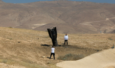 Un missile non explosé planté dans le sol à Jericho dans les Territoires palestiniens le 8 juin 2026 ( AFP / Ahmad GHARABLI )