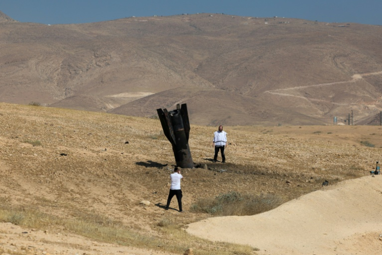 Un missile non explosé planté dans le sol à Jericho dans les Territoires palestiniens le 8 juin 2026 ( AFP / Ahmad GHARABLI )