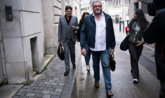 Frédéric Péchier arrive au palais de justice de Besançon, avec son avocat, Randall Schwerdorffer (g),  au deuxième jour de son procès, le 9 septembre 2025 dans le Doubs ( AFP / SEBASTIEN BOZON )