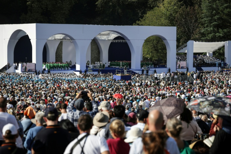 Des fidèles assistent à la messe célébrée par le pape Léon XIV à la Prairie du sanctuaire de Lourdes, le 27 septembre 2026  ( AFP / Valentine CHAPUIS )