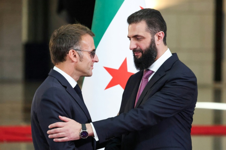 Le président français Emmanuel Macron (g) et son homologue syrien Ahmad al-Chareh à l'issue d'une conférence de presse à Damas, le 7 juillet 2026 en Syrie ( POOL / Ludovic MARIN )