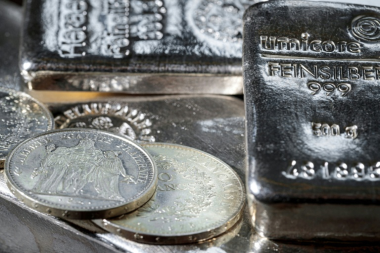 En liquidant l'or et l'argent, ils ont pu récupérer des dollars, la devise dans laquelle s'échangent les hydrocarbures comme le pétrole ( AFP / JOEL SAGET )