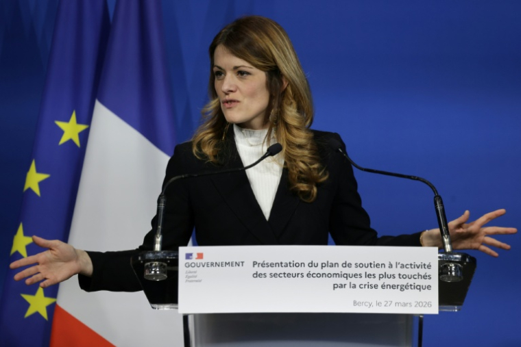 La porte-parole du gouvernement et ministre déléguée à l'Energie, Maud Bregeon, lors de la présentation du plan d'aide aux secteurs économiques les plus touchés par la crise énergétique, le 27 mars 2026 au ministère des Finances de Bercy à Paris ( AFP / Ludovic MARIN )