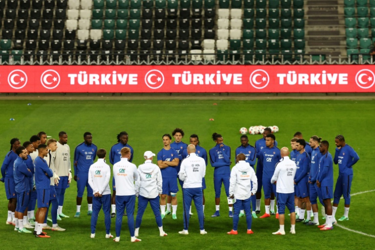 Le sélectionneur de l'équipe de France Zinédine Zidane (au centre, de dos) parle aux joueurs lors d'un entraînement à Izmit (Turquie) le 24 septembre 2026 ( AFP / FRANCK FIFE )