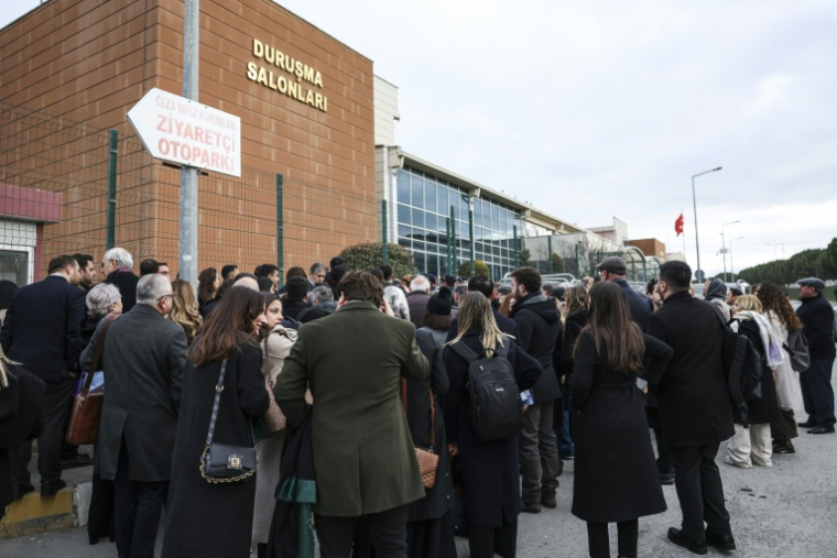Des partisans du maire d'Istanbul emprisonné, Ekrem Imamoglu, manifestent devant le tribunal de Silivri où il comparaît dans une affaire de corruption, le 9 mars 2026 à Istanbul ( AFP / BERK OZKAN )