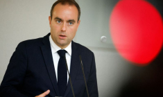 La photo du ministre français des Armées, Sébastien Lecornu