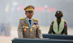 Le chef de la junte birmane, le général Min Aung Hlaing, préside un défilé militaire à Naypyitaw