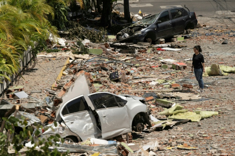 Des voitures détruites par le séisme en Colombie, à Pereira le 11 août 2026 ( AFP / Luis ACOSTA )