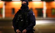 Un membre de l'équipe de sécurité de la prison devant le centre de détention de Vendin-le-Vieil, dans le Pas-de-Calais, le 24 novembre 2025 ( AFP / Sameer AL-DOUMY )