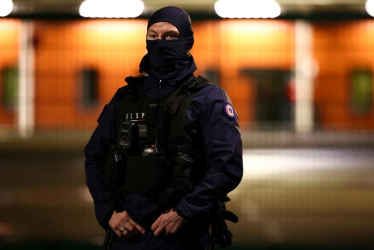 Un membre de l'équipe de sécurité de la prison devant le centre de détention de Vendin-le-Vieil, dans le Pas-de-Calais, le 24 novembre 2025 ( AFP / Sameer AL-DOUMY )