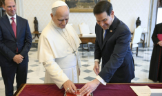 Photo prise et diffusée le 7 mai 2026 par Vatican Media montrant le pape Léon XIV lors d'une audience privée avec le secrétaire d'État américain Marco Rubio au Vatican ( VATICAN MEDIA / Handout )