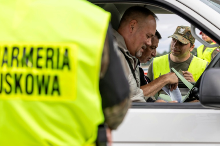 Des garde-frontières polonais au poste-frontière de Slubice, Pologne, le 7 juillet 2025. ( AFP / Wojtek RADWANSKI )