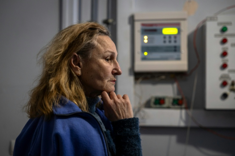 Natalia Tioupina, ex-musicienne devenue concierge dans le quartier "cité merveilleuse" à Odessa, sud de l'Ukraine, le 17 février 2026 ( AFP / OLEKSANDR GIMANOV )