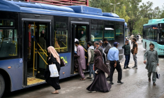 Des passagers montent à bord d'un bus gouvernemental à un arrêt de bus à Islamabad, le 3 avril 2026 ( AFP / Farooq NAEEM )