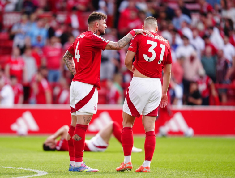 Leicester frustre Nottingham Forest, West Ham coule Manchester United