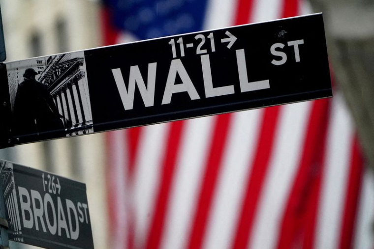Un panneau indiquant Wall Street devant la bourse de New York