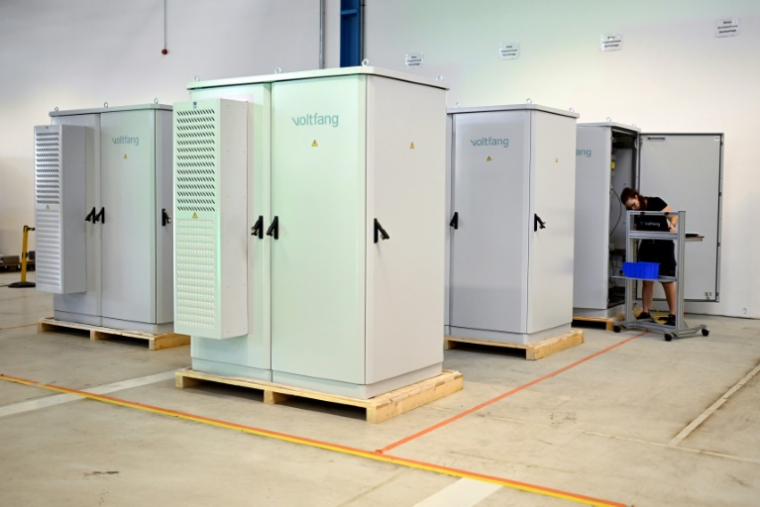 Des armoires de stockage de modules de batteries sur le site de production de Voltfang à Aix-la-Chapelle, le 19 août 2025 en Allemagne ( AFP / Ina FASSBENDER )