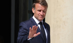 Le président français Emmanuel Macron fait un geste de la main au palais de l'Elysée, à Paris, le 1er juillet 2025 ( AFP / Ludovic MARIN )