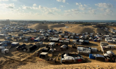 Des Palestiniens déplacés s'abritent dans un camp de tentes, à Khan Younès