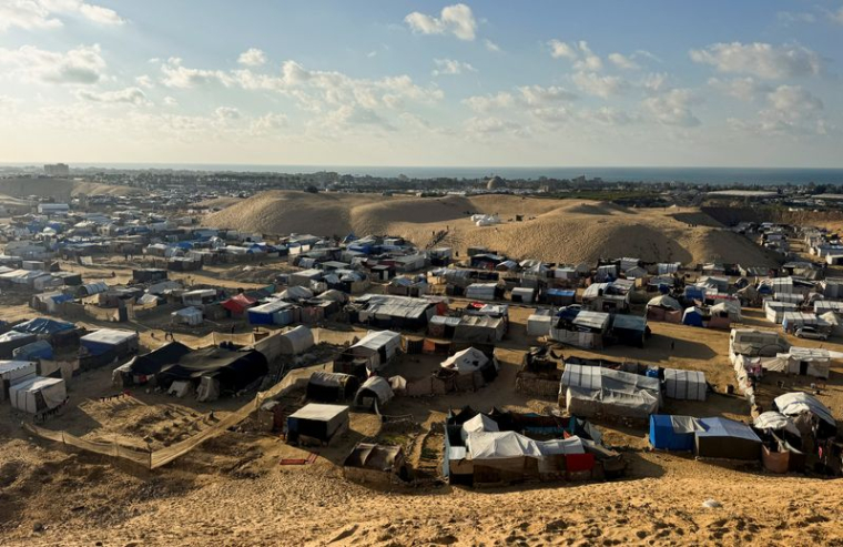 Des Palestiniens déplacés s'abritent dans un camp de tentes, à Khan Younès