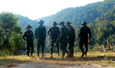 Des combattants de la rébellion birmane de l'Armée nationale Kayan montent la garde le 25 janvier 2026 sur une hauteur près de leur camp à Pekon, dans l'est de la Birmanie  ( AFP / - )