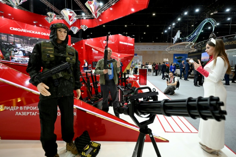 Une exposition d'armes au Forum économique international de Saint-Pétersbourg le 3 juin 2026  ( AFP / Olga MALTSEVA )