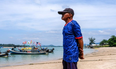 Banlue Choosin, un survivant du tsunami de l'océan Indien de 2004 devenu observateur des vagues, regarde le rivage à Ban Nam Khem