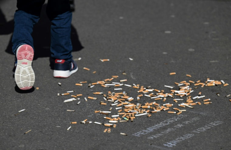 Les mégots de cigarettes jetés se concentrent dans les lieux les plus fréquentés et la propreté d'une ville ne passe pas seulement par des solutions techniques mais aussi par une meilleure sensibilisation des habitants, selon une étude ( AFP / Emmanuel DUNAND )