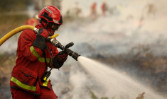 Un sapeur-pompier de la Brigade de sapeurs-pompiers de Paris intervient sur des points chauds à Marcheprime, près de Bordeaux, le 26 juillet 2026, lors de l'incendie qui touche la forêt du nord du bassin d'Arcachon. ( AFP / ROMAIN PERROCHEAU )
