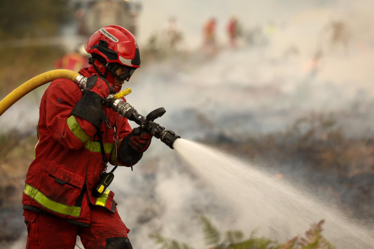 Un sapeur-pompier de la Brigade de sapeurs-pompiers de Paris intervient sur des points chauds à Marcheprime, près de Bordeaux, le 26 juillet 2026, lors de l'incendie qui touche la forêt du nord du bassin d'Arcachon. ( AFP / ROMAIN PERROCHEAU )