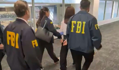 Capture d'image d'une vidéo diffusée sur le compte X du procureur fédéral adjoint américain Bill Essayli le 4 octobre 2026 montrant des agents du FBI avec Wanying Zhang après son arrestation à l'aéroport de Los Angeles, aux Etats-Unis ( X account of US Attorney Bill Essayli / Handout )