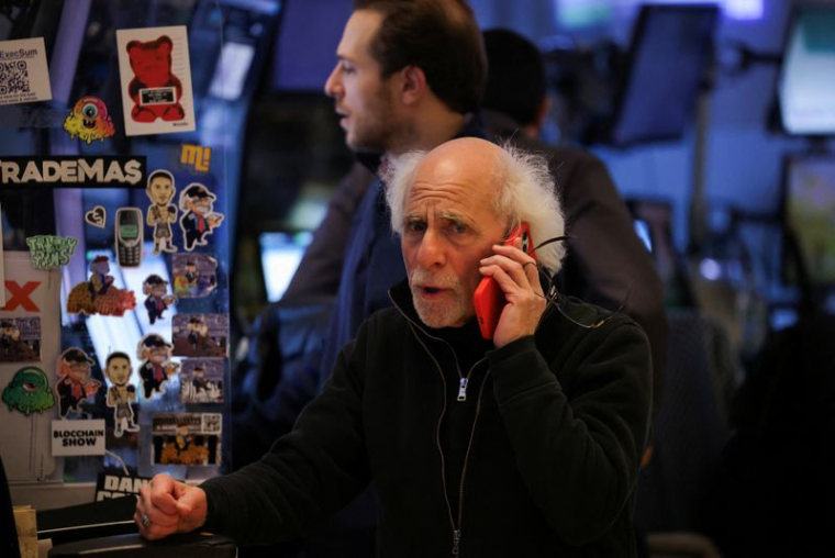 Un trader travaille sur le parquet de la Bourse de New York