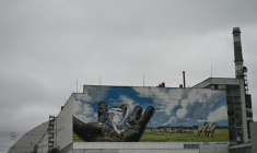 La centrale nucléaire de Tchernobyl et, en arrière plan, une partie du nouveau confinement de sécurité, un dôme métallique recouvrant le sarcophage du quatrième réacteur détruit lors de l'invasion russe de l'Ukraine, le 9 avril 2026 à Tchernobyl ( AFP / Genya SAVILOV )