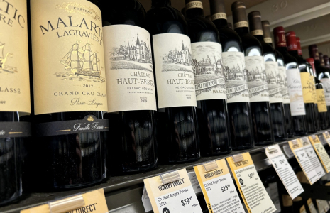 Des bouteilles de vin français exposées à la vente chez Total Wine & More à Laurel, dans le Maryland. Donald Trump a menacé d'imposer des droits de douane de 200% sur le vin, le champagne et les produits alcoolisés en provenance des pays de l'Union européenne, en représailles aux taxes prévues par le bloc sur le whisky produit aux États-Unis. (Photo : Jim Watson / AFP)