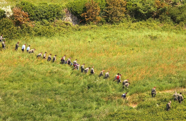 Des gendarmes font une battue le 21 Mai 2004 près de la mare de Guérande, en Loire-Atlantique, dans laquelle a été retrouvé le corps de Jonathan, 11 ans ( AFP / FRANK PERRY )