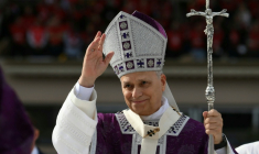 Le pape Léon XIV arrive pour célébrer une messe au stade Louis II de Monaco, le 28 mars 2026 ( AFP / Marco BERTORELLO )
