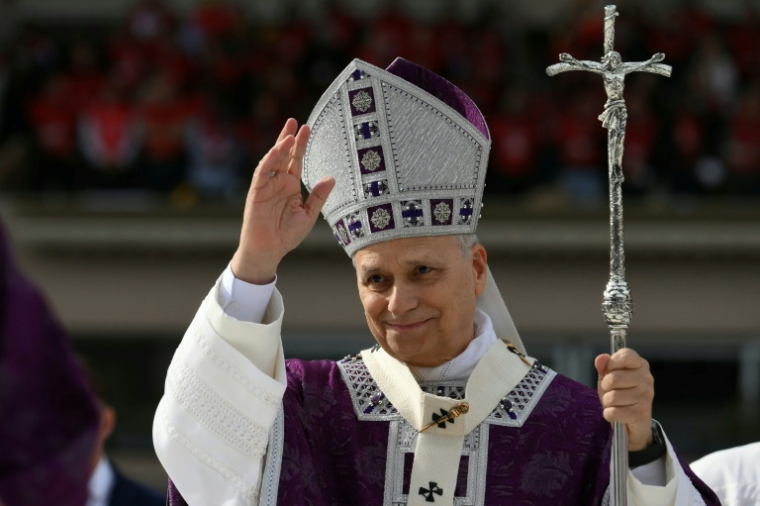 Le pape Léon XIV arrive pour célébrer une messe au stade Louis II de Monaco, le 28 mars 2026 ( AFP / Marco BERTORELLO )