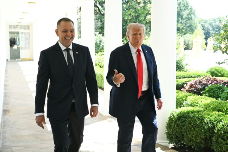 Le président américain Donald Trump, à droite, et le président polonais Karol Nawrocki, à gauche, à la Maison Blanche le 3 septembre 2025 ( AFP / SAUL LOEB )