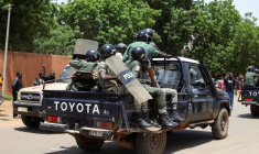 Les forces de sécurité nigériennes devant l'ambassade de France, à Niamey, au Niger