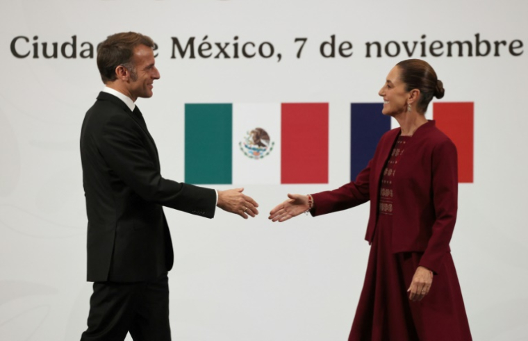 Le président Emmanuel Macron (g) reçu par son homologue mexicaine, Claudia Sheinbaum, à Mexico, le 7 novembre 2025 ( AFP / Ludovic MARIN )